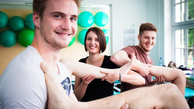 Maurice Wiegelmann, Nina Sander und Ambros Schley lernen Physiotherapie in Bestwig. (Foto: SMMP/Beer)