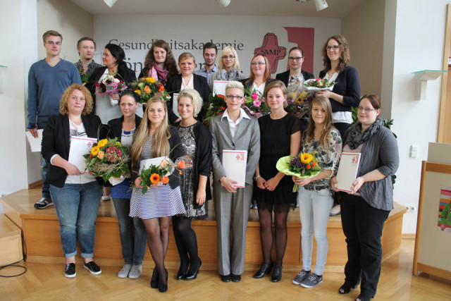 Absolventen des Kurses 2-12 am Fachseminar für Altenpflege in Geseke
