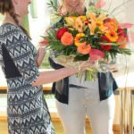 Kursleiterin Frau Frede bekam prächtigen Blumenstaruß überreicht