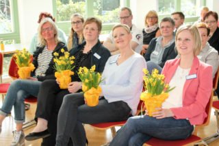 Dozentinnen des Fachseminares erhielten Frühligsblumen als Dankeschön