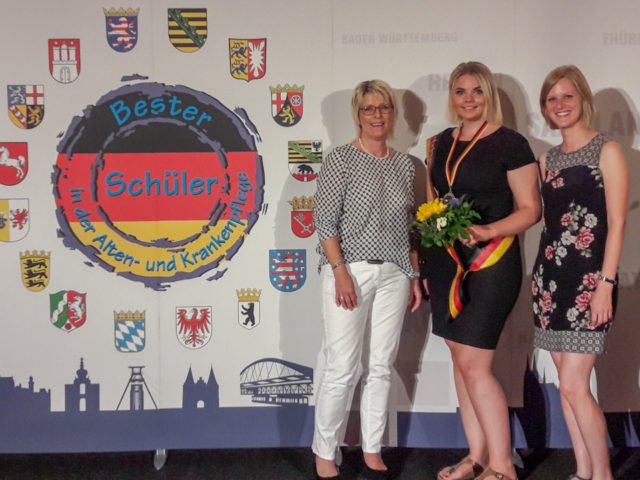 Natascha Biller (Mitte) mit den pädagogischen Mitarbeiterinnen des Fachseminars für Altenpflege, Elisabeth Frede und Julia Stich.