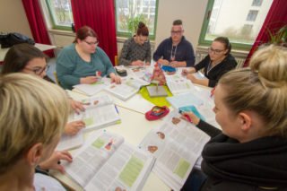 Pflegeausbildung an der Gesundheitsakademie: In Kleingruppen wird intensiv diskutiert. Foto: SMMP/Ulrich Bock