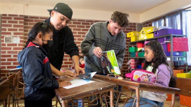 
Mai 2024: Ben Sczimarowsky und Lawrence Anton Schissler bei ihrem Freiwilligendienst am Colegio Suizo-Aleman in Cochabamba/Bolivien